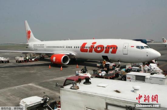 当地时间10月29日早上约6时30分，印度尼西亚狮航一架从雅加达飞往邦加槟港的航班，在起飞后13分钟后失联。据报道，此前路透社援引印尼搜救部门发言人拉蒂夫消息，证实该客机已坠毁。目前，多家外媒称，坠毁客机上有188人。其中成人乘客178人，孩子1人，2名婴儿以及7名空乘。据彭博社援引搜救机构消息称，找到飞机残骸。图为狮航资料图。