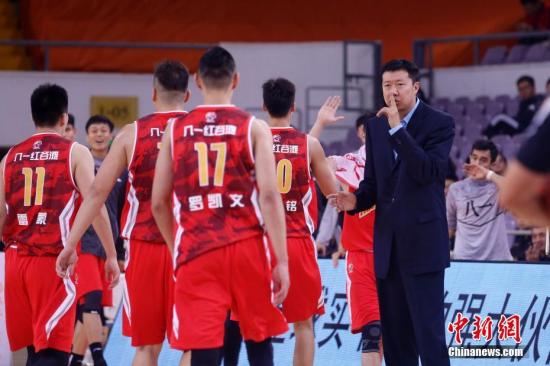 10月28日，在2018-2019赛季中国男子篮球职业联赛(CBA)第四轮比赛中，北京农商银行队主场110比115负于八一南昌队。图为八一南昌队主教练王治郅(右一)在比赛中。中新社记者 韩海丹 摄