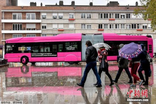 当地时间10月30日，粉色免费公交车亮相法国敦刻尔克街头。在欧洲，公交免费正成为一种趋势，仅在法国已有30多个地区实行免费制度。其中北部城市敦刻尔克成为全面实行公交免费的最大欧洲城市。