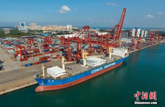 中国首船LNG罐箱从海南洋浦港起航运往北方