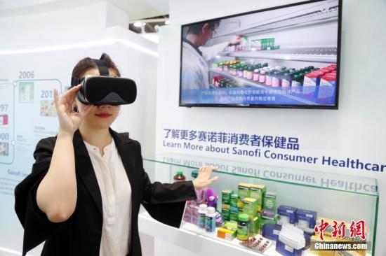 參觀者通過VR鏡瞭解最新醫藥信息。湯彥俊 攝