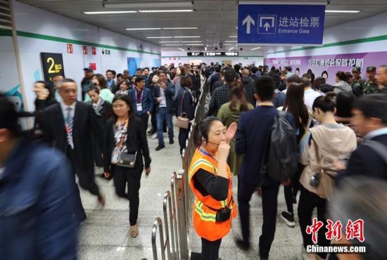 11��6�����磬�׽�����ῪĻ�ڶ��գ���ݴ��˳�ӿ����ӭ�������߷塣�������ڶ��չ�̡�רҵ������������ͨ���ִ���һ�չ���ġ�ͼΪ�ڵ�����Ҫ����ڣ�������Ա��ͨ�����������ֳ���ȫ��<a target='_blank' href='http://www.chinanews.com/'>������</a>���� �ź�ΰ ��