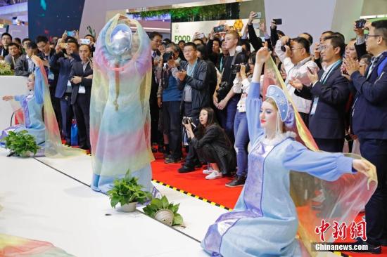 资料图：11月6日，在上海国家会展中心举行的首届中国国际进口博览会上，参观者观看来自俄罗斯民风舞蹈表演团的民俗歌舞表演。殷立勤 摄