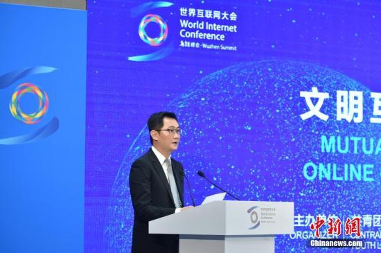 11月8日,第五届世界互联网大会第二日多场会议在浙江乌镇举行,多名行业大咖密集亮相。图为腾讯公司董事会主席兼首席执行官马化腾出席“文明互鉴:网上文化交流共享”论坛。 中新网记者 李骏 摄 11月8日,第五届世界互联网大会第二日多场会议在浙江乌镇举行,多名行业大咖密集亮相。图为腾讯公司董事会主席兼首席执行官马化腾出席“文明互鉴:网上文化交流共享”论坛。 中新网记者 李骏 摄