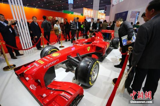 11月9日，上海，在首届中国国际进口博览会国家展意大利展台，法拉利F1赛车吸引参观者目光。<a target='_blank' href='http://www.chinanews.com/'>中新社</a>记者 杜洋 摄