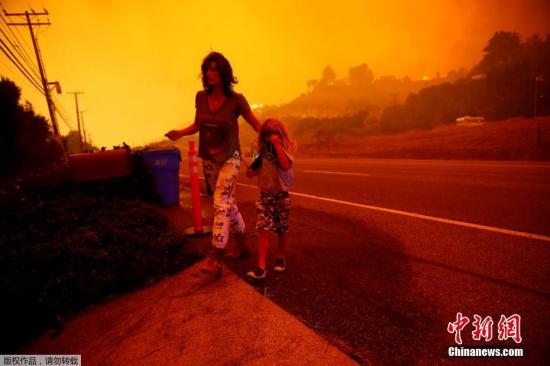 当地时间2018年11月9日，美国加州山火肆虐，居民在浓烟中紧急撤离。