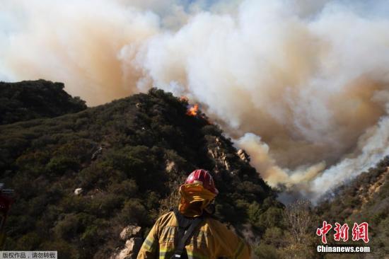 当地时间11月11日，美国加利福尼亚州北部山火持续肆虐，截至10日这一火灾造成的死亡人数已升至25人。加州消防局发言人卡哈特表示，“坎普”过火面积已达约425平方公里，20%的火情得到控制。目前，4000多名消防员在500多辆消防车和23架直升机支援下正全力投入人员救助和灭火工作，但由于天气条件不利，相关工作遇到不少困难。