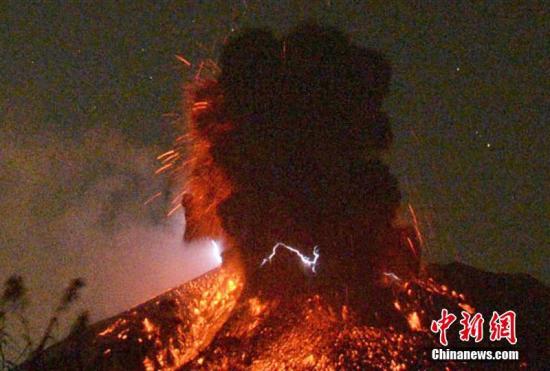 当地时间2018年11月14日，日本鹿儿岛县垂水市，14日凌晨，樱岛火山发生爆发性喷发，火焰冲天。 图片来源：东方IC 版权作品 请勿转载