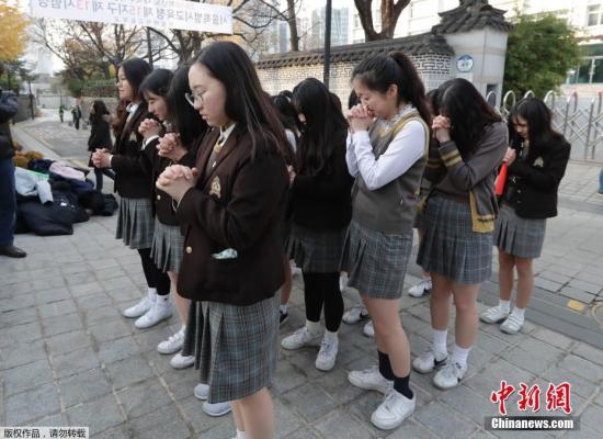 当地时间2018年11月15日，2019韩国大学入学考试第一天，韩国各地考生赶赴考生，学生家长陪同送考为考生加油打气，更有考生后辈在考场外祝福学长学姐“高考”顺利。