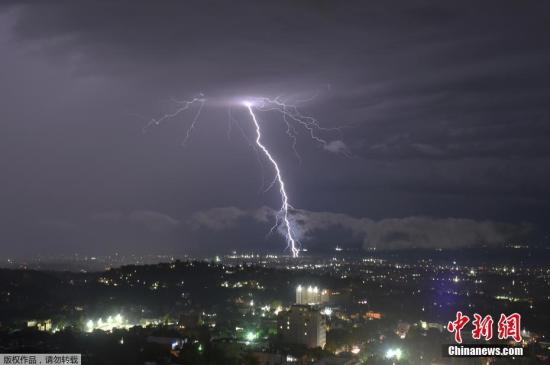 当地时间11月14日，海地太子港遭遇雷雨天气，大量闪电划破夜空。