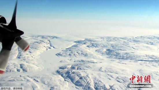资料图：11月16日报道，据日前《科学进展》杂志(Science Advances)刊载的文章称，一个科学家小组在格陵兰岛西北部的希亚瓦沙冰川(Hiawatha)下发现了一个巨大的陨石坑，其直径约为31公里，深约一公里。这是格陵兰岛首次发现这类陨石坑，也是世界首次发现冰盖下的陨石坑，更是地球上已知25个大陨石坑之一。据报道，科学家们在研究过程中，使用了美国航空航天局从1997年到2016年收集的数据，以及通过当地雷达探测获得的信息。科学家们认为，陨石坑是由于直径约一公里的铁质的小行星坠落而形成的。研究人员表示，陨石坑可能曾对这个地区产生重大涟漪效应，甚至可能是全球性的影响。