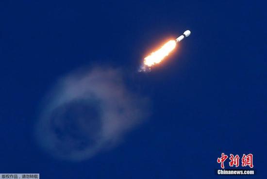 资料图:当地时间11月15日,美国佛罗里达州卡纳维拉尔角,美国太空探索技术公司(SpaceX)完成了今年的第18次火箭发射任务,利用“二手”猎鹰9号火箭将卫星送入轨道,并实现第一级火箭的海上回收。 资料图:当地时间11月15日,美国佛罗里达州卡纳维拉尔角,美国太空探索技术公司(SpaceX)完成了今年的第18次火箭发射任务,利用“二手”猎鹰9号火箭将卫星送入轨道,并实现第一级火箭的海上回收。