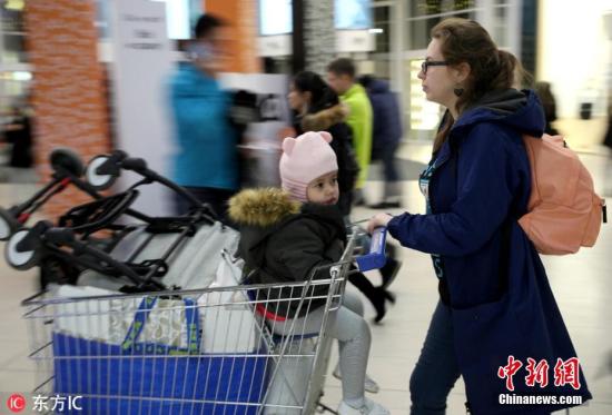 资料图：俄罗斯莫斯科，当地迎来“黑色星期五”，民众在商场购物血拼。图片来源：东方IC 版权作品 请勿转载