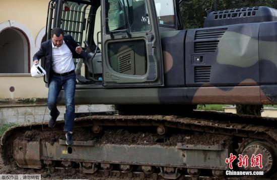 当地时间11月26日，大利副总理兼内政部长马泰奥·萨尔维尼在罗马驾驶挖掘机拆除黑手党非法建造的别墅。