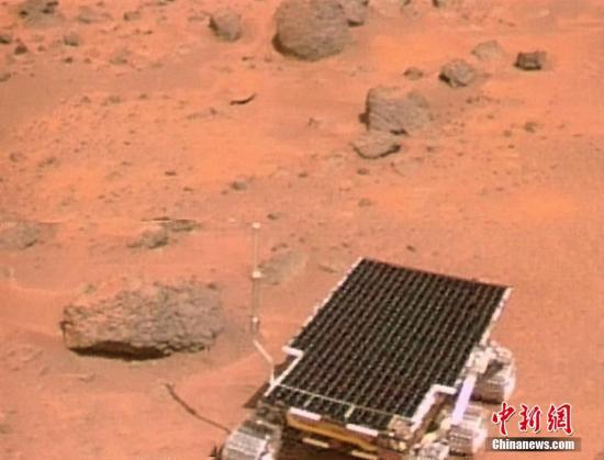 图为“旅居者号”离开“火星探路者号”进行探索时，美国国家航空航天局接收到的画面。