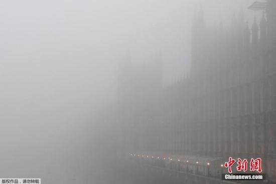 资料图：英国伦敦遭遇大雾天气。