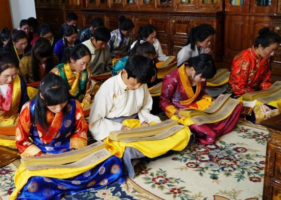 西藏藏医学院的学生正在研读记载着藏医药浴法相关知识的《四部医典》。刘罡 摄 中国非物质文化遗产保护中心供图