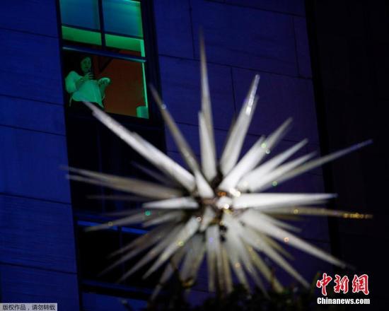 当地时间2018-12-17,美国华盛顿,第96届国家圣诞树点亮仪式在白宫南侧的总统公园椭圆广场举行。民众聚集在洛克菲勒中心等待圣诞树点灯仪式。 当地时间2018-12-17,美国华盛顿,第96届国家圣诞树点亮仪式在白宫南侧的总统公园椭圆广场举行。民众聚集在洛克菲勒中心等待圣诞树点灯仪式。