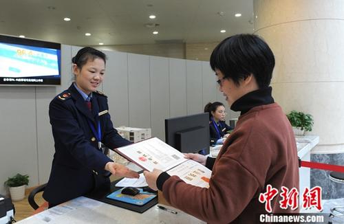 中国(浙江)自由贸易试验区,一位业主从工作人员手中接过办理好的营业执照。<a target='_blank' href='http://www-chinanews-com.shengtongxiang.com/'>中新社</a>记者 张茵 摄 中国(浙江)自由贸易试验区,一位业主从工作人员手中接过办理好的营业执照。<a target='_blank' href='http://www-chinanews-com.shengtongxiang.com/'>中新社</a>记者 张茵 摄