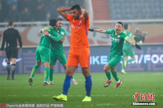 在去年的足协杯决赛中，中超第4名北京国安击败中超第3的山东鲁能。图片来源：Osports 全体育图片社