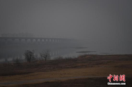 资料图：2018年12月1日，雾霾中的北京房山大宁调蓄水库。 记者 崔楠 摄