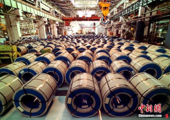 图为辽宁鞍山钢铁集团公司通过大规模技术改造，建成具有世界一流水平的冷轧钢联合机组生产线。(资料图)<a target=