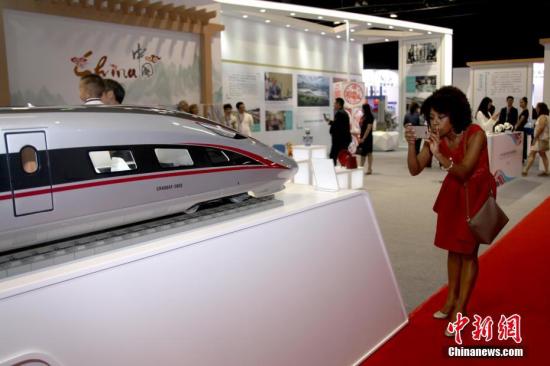 资料图:中国“复兴号”动车组模型亮相中国(巴拿马)综合品牌展览会 中新社记者 余瑞冬 摄 资料图:中国“复兴号”动车组模型亮相中国(巴拿马)综合品牌展览会 中新社记者 余瑞冬 摄