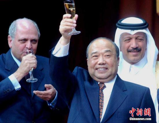 2001年，中国加入世界贸易组织，代表中国参加入世谈判的原外经贸部部长石广生在中国加入WTO议定书签字后，同各国代表一起举杯庆祝。<a target='_blank' href='http://www.chinanews.com/'>中新社</a>记者 钱兴强 摄