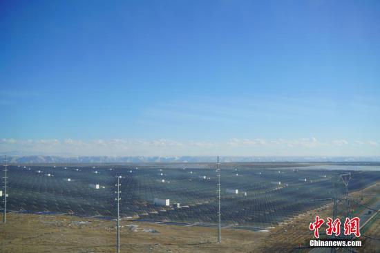 资料图：青海省塔拉滩生态光伏发电园区内的太阳能光伏板。<a target='_blank' href='http://www.chinanews.com/'>中新社</a>记者 张兴龙 摄