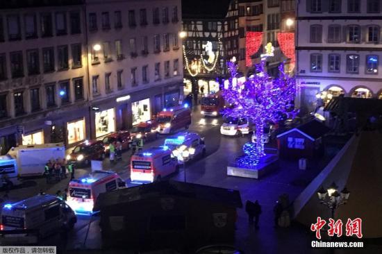 當地時間12月11日晚，法國東部城市斯特拉斯堡市(Strasbourg)一處聖誕集市附近發生槍擊案，已至少造成2人喪生，另有11人傷勢嚴重。警方已確認槍手身份，正在搜捕該嫌犯。目前還不清楚此事件是否和恐襲有關。