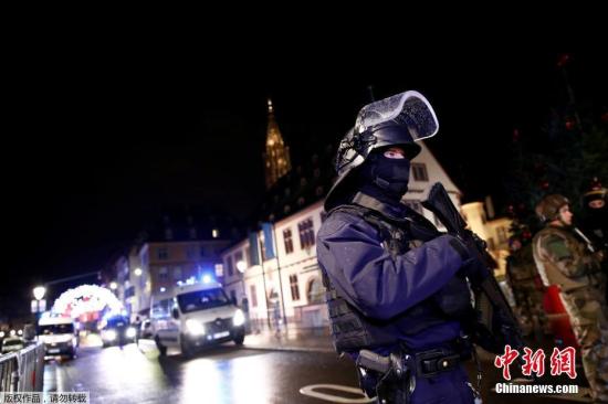 当地时间12月11日晚，法国东部城市斯特拉斯堡市(Strasbourg)一处圣诞集市附近发生枪击案，已至少造成2人丧生，另有11人伤势严重。警方已确认枪手身份，正在搜捕该嫌犯。目前还不清楚此事件是否和恐袭有关。