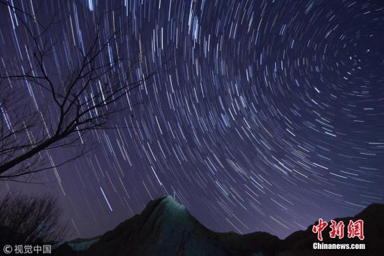 资料图：流星。(叠加合成图片)薛兵 摄 图片来源：视觉中国
