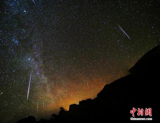 资料图：2018年12月14日凌晨，在青海省大柴旦乌素特(水上)雅丹地质公园内，200余颗流星划过夜空，上演了一场绝美双子座流星雨。据天文专家介绍，双子座流星雨来自编号3200Phaeton的石质小行星，也是最年轻的流星雨之一，直到1862年才被人们注意。而作为每年最值得期待的流星雨之一，双子座流星雨也在14日凌晨迎来了极大。(多张照片叠加)王俊峰 摄