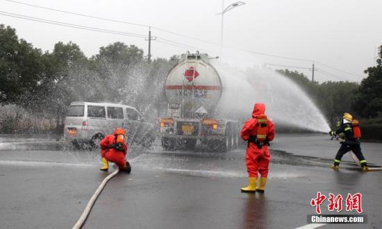 资料图：江苏扬州举行危化品泄漏事故实战演练。孟德龙 摄