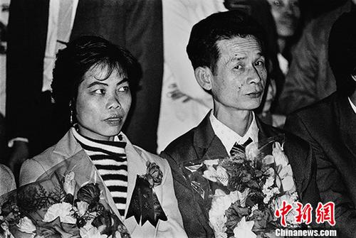 近40年来，安哥把镜头对准老百姓，拍下十几万张珍贵的底片，出版了《生活在邓小平时代》等摄影集，成为中国改革开放的历史见证。图为1983年，广东广州，首届大龄青年集体婚礼上的一对夫妇。(安哥拍摄)<a target='_blank' href='http://www.chinanews.com/'><p  align=