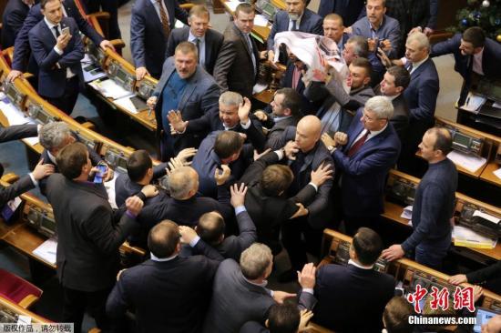 当地时间2018年12月20日，乌克兰基辅，乌克兰议会再次上演“肉搏战”，议员打架一片混乱。