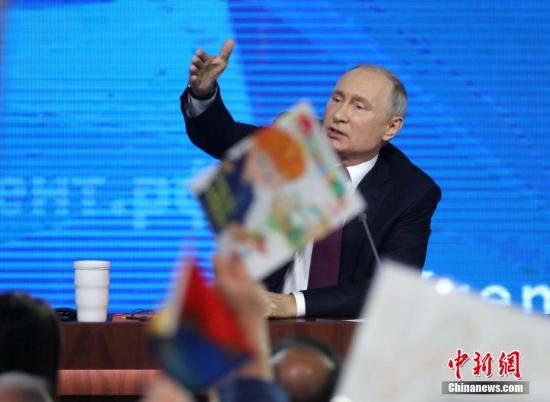 当地时间12月20日，俄罗斯总统普京在莫斯科举行大型年度记者会。普京举行年度记者会的传统始于2001年。今年是普京开启第四个总统任期以来的首次年度记者会，共持续了3小时40多分钟。期间，普京回答了53名记者提问，内容涉及国内政策、经济发展、国际形势和双边关系等多个方面。<a target='_blank' href='http://www.chinanews.com/'>中新社</a>记者 王修君 摄
