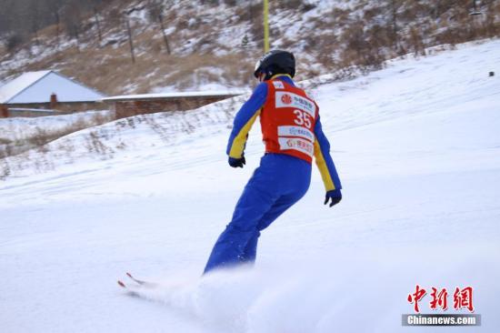 12月23日，在阿尔山滑雪场内，滑雪队员正在训练。当日，在内蒙古自治区阿尔山市的滑雪场内，25名自由式滑雪空中技巧国家集训队队员在此进行雪上训练。据了解，阿尔山地处内蒙古东北部，全年冰雪期长达7个月，积雪厚度平均超过350毫米。 中新社记者 陈峰 摄