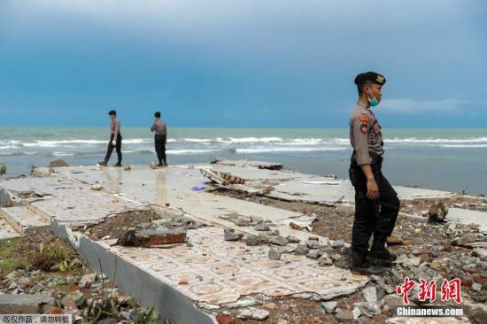 当地时间12月24日，印尼巽他海峡海啸救援工作展开，印尼政府、军队、红十字会以及志愿者所组成的救援队伍正在灾区开展搜救工作。