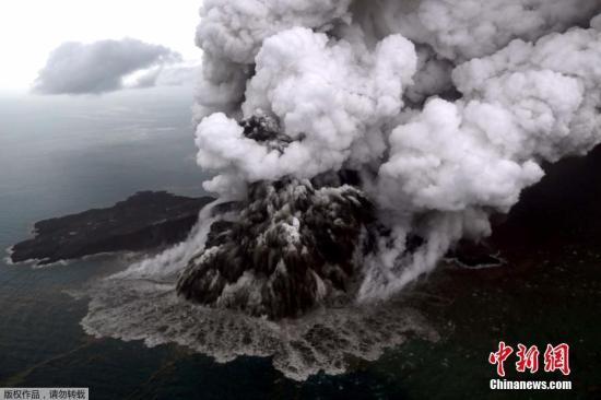 印度尼西亚气象部门称，“喀拉喀托之子”火山西南面山坡22日崩塌，山崩范围约64公顷，相当于90个标准足球场大小。