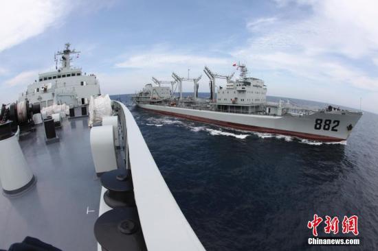 图为2010年7月，中国海军第六批护航编队，海军万吨级作战舰艇首次远洋补给成功。中新社发 钟魁润 摄