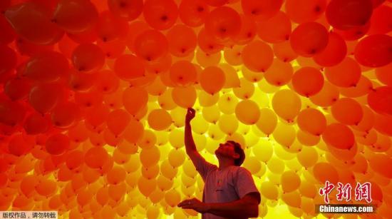 资料图：当地时间12月28日，巴西圣保罗举办年度气球放飞活动，放飞大约5万只可生物降解的五彩气球。