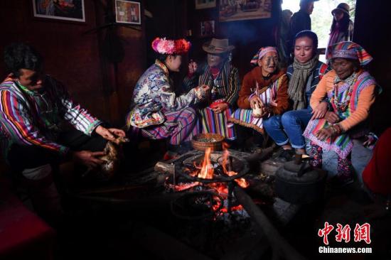 材料图:一位客坐正在水塘边取独龙族公众谈天。a target='_blank' href='http://www.chinanews.com/'种孤社/a记者 刘冉阳 摄 材料图:一位客坐正在水塘边取独龙族公众谈天。a target='_blank' href='http://www.chinanews.com/'种孤社/a记者 刘冉阳 摄