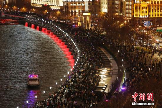 12月31日晚，上海外滩景观区域，民众和游客在此欣赏浦江两岸美景，跨年迎新。<a target='_blank' href='http://www.chinanews.com/'>中新社</a>记者 殷立勤 摄