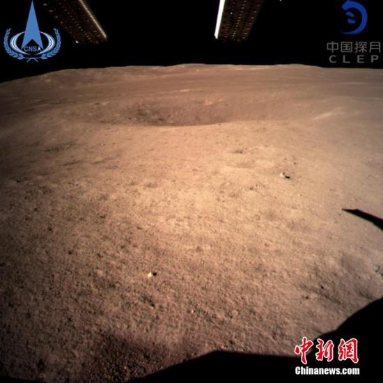 中国国家航天局1月3日对外宣布，北京时间当天10时26分，嫦娥四号探测器成功着陆在月球背面东经177.6度、南纬 45.5 度附近的预选着陆区，并通过“鹊桥”中继星传回了世界第一张近距离拍摄的月背影像图，揭开了古老月背的神秘面纱。至此，嫦娥四号任务实现了人类探测器首次月背软着陆、首次月背与地球的中继通信，开启了人类月球探测新篇章。此图片为嫦娥四号探测器动力下降过程降落相机拍摄的图像。中国国家航天局/供图