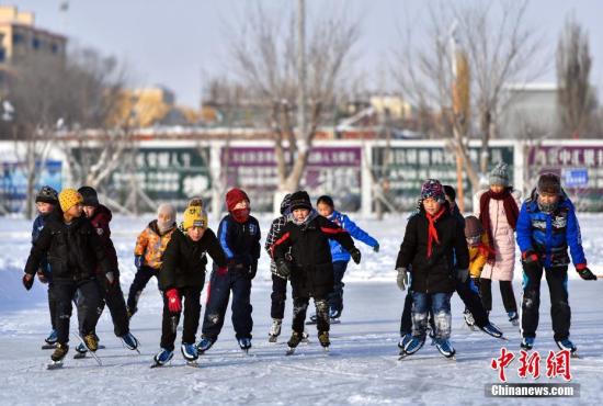 资料图：新疆福海县乌伦古湖旁的一处冰雪体验场地，60余名小学生在零下20℃左右的低温环境中上体育课。 <a target='_blank' href='http://www.chinanews.com/'>中新社</a>记者 刘新 摄