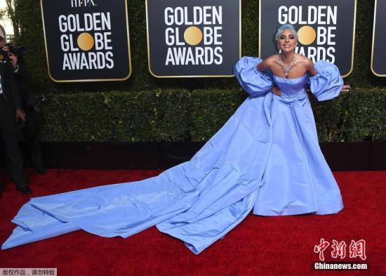资料图：当地时间2019年1月6日，美国洛杉矶，第76届金球奖颁奖典礼， 明星大腕红毯斗艳。图为Lady Gaga Valentino身着泡泡袖抹胸裙亮相极具复古贵妇风。