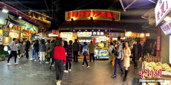“中国最文艺渔村”吸引大批文艺青年前来观光旅游。王东明 摄 “中国最文艺渔村”吸引大批文艺青年前来观光旅游。王东明 摄