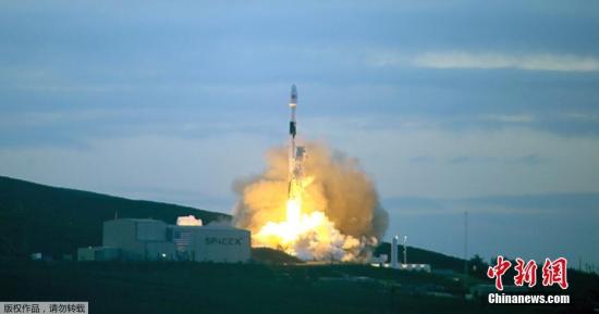 资料图：当地时间1月11日，美国“猎鹰9”号运载火箭搭载10颗第二代铱星系统(Iridium Next)卫星从加州的范登堡空军基地发射升空。