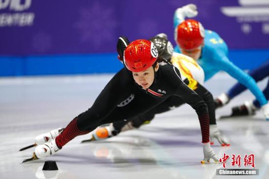 1月12日，2018-19赛季中国杯短道速滑精英联赛第四站北京站，在北京首钢园运动中心展开争夺。赛事以备战冬奥、选拔人才为目的，本站共有32支代表队、131名运动员参加，既有国家队老将，也有国家集训队天才少年组的队员们。图为在女子1500米决赛中，李璇以2分34秒070夺冠。<a target='_blank' href='/'>中新社</a>记者 富田 摄